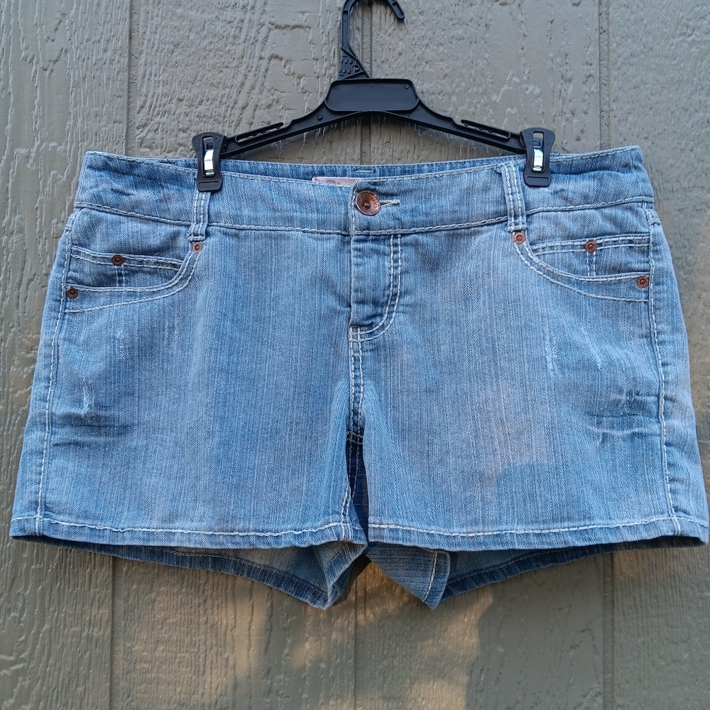 FREESTYLE REVOLUTION Y2K Distressed Denim Jean Shorts 12